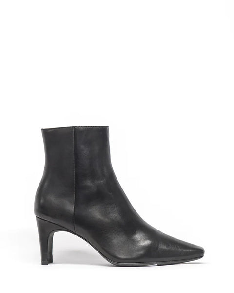 Zoe Kratzmann- rouge boot - black leather